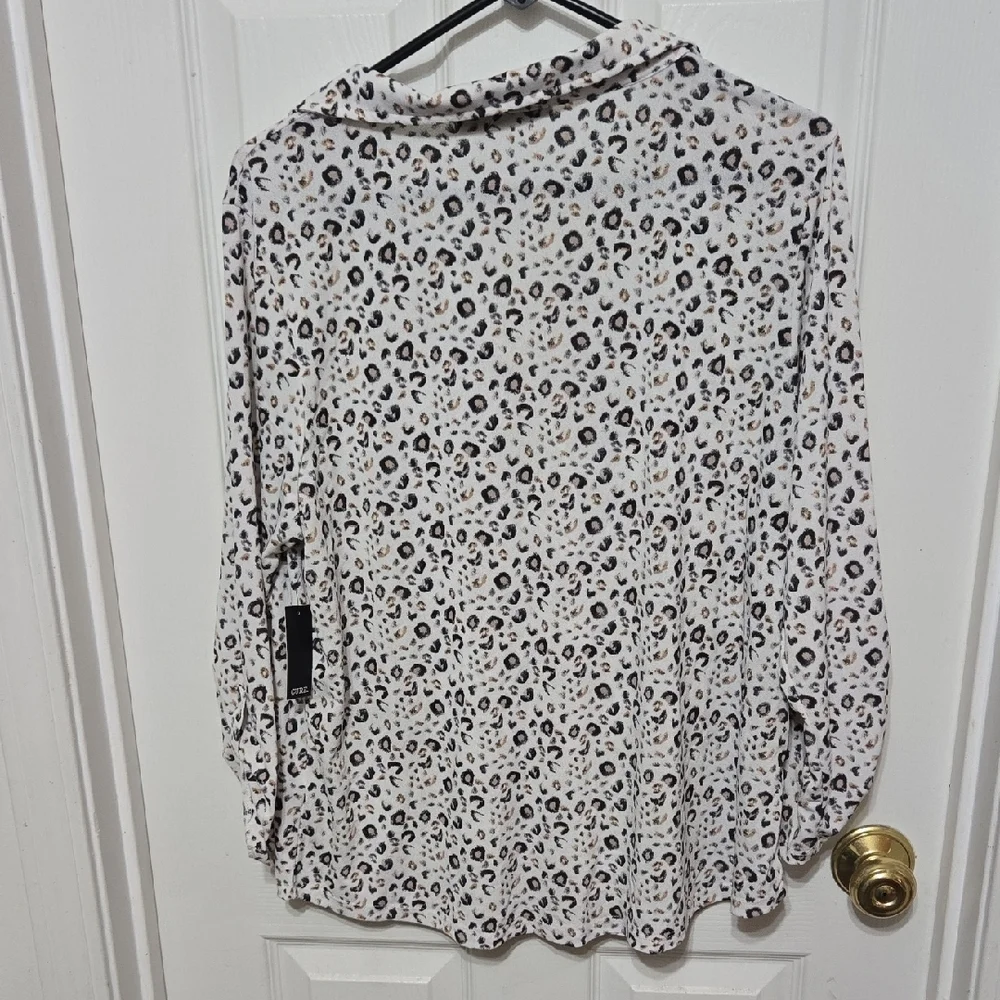 Elegant Animal Print Blouse - Picture 5 of 5